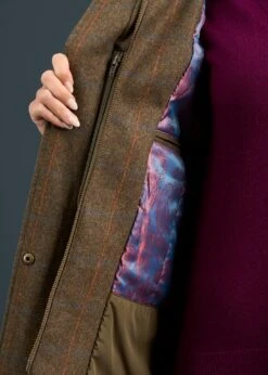 Combrook Ladies Tweed Shooting Coat In Willow - Shooting Fit 11 Combrook Ladies Tweed Shooting Coat In Willow - Shooting Fit -Alan Paine Fashion Store Combrook Ladies Tweed Shooting Coat Willow 5