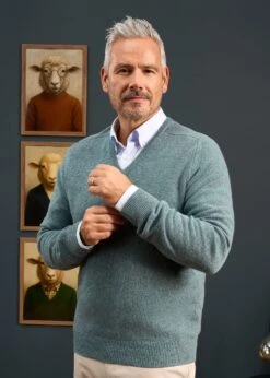 Hampshire Lambswool Jumper In Caspian - Classic Fit 10 Hampshire Lambswool Jumper In Caspian - Classic Fit -Alan Paine Fashion Store Hampshire Lambswool Saddle Shoulder Caspian Jumper 3